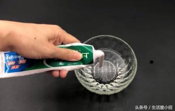 牙膏加到白醋里太厲害了，放一次能幫家裡省下很多錢，太實用了