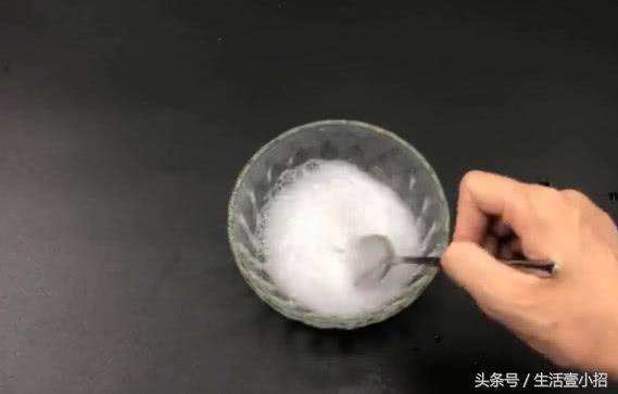 牙膏加到白醋里太厲害了，放一次能幫家裡省下很多錢，太實用了