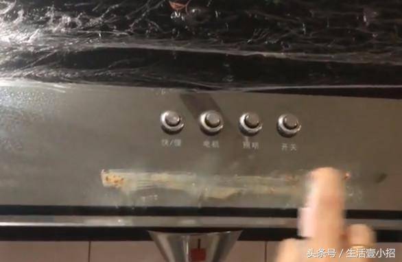 牙膏加到白醋里太厲害了，放一次能幫家裡省下很多錢，太實用了