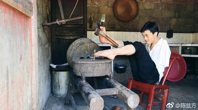 「你強了，困難就弱」無臂青年用「雙腳」經營百萬店，帶領鄉親脫貧致富！