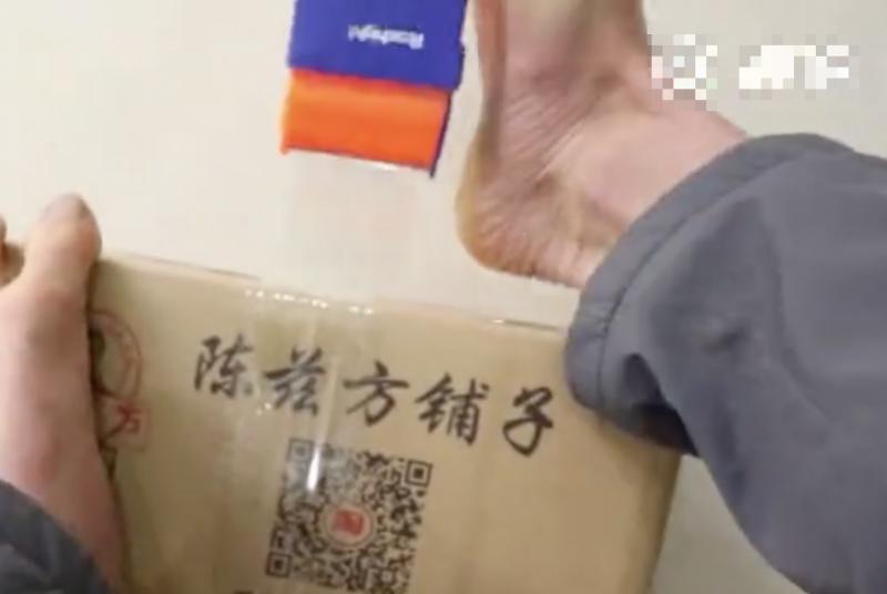 「你強了，困難就弱」無臂青年用「雙腳」經營百萬店，帶領鄉親脫貧致富！