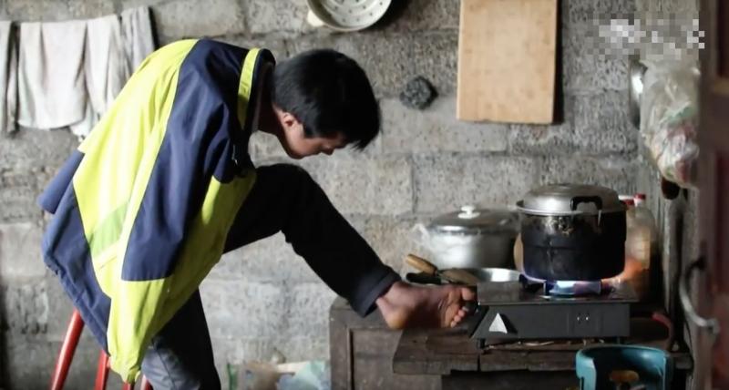 「你強了，困難就弱」無臂青年用「雙腳」經營百萬店，帶領鄉親脫貧致富！