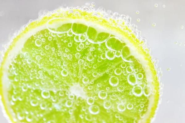 「檸檬」用「冷水」還是「熱水」泡才有養生效果？許多人喝了幾十年都喝錯了！
