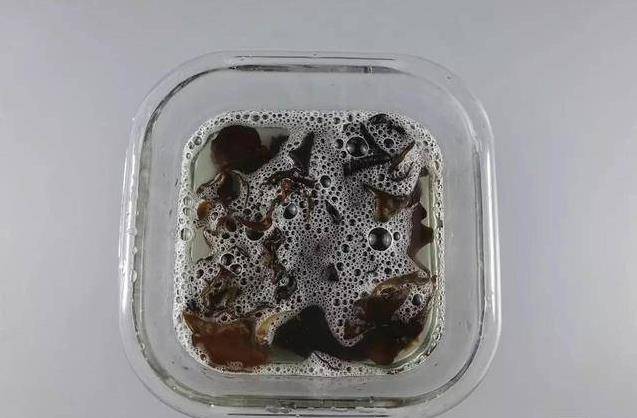 2分鐘把幹香菇變軟，就連黑木耳也一樣，太實用了