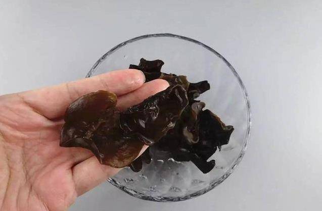 2分鐘把幹香菇變軟，就連黑木耳也一樣，太實用了