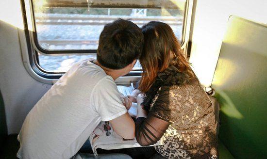 剛生完女兒，婆婆就拎三桶奶粉回來，我當面就扔，老公不敢吭聲