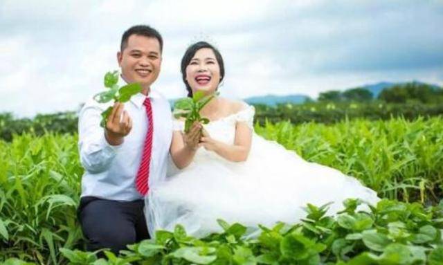 母親去世，繼父讓我回家分錢，半路接到弟弟電話，我調轉車頭回家