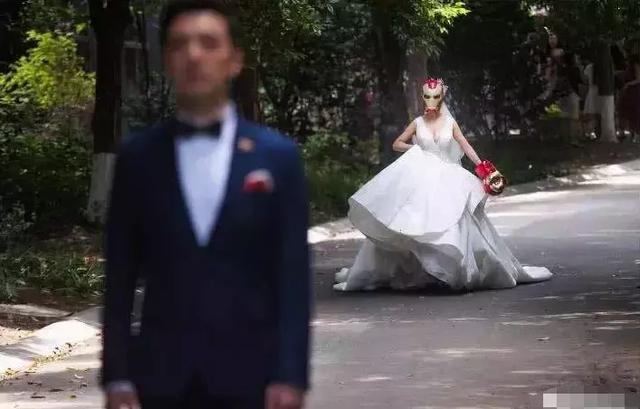 結婚半年，漂亮妻子從不洗頭，老公受不了味，強製幫她洗，剛洗上丈夫就傻了 