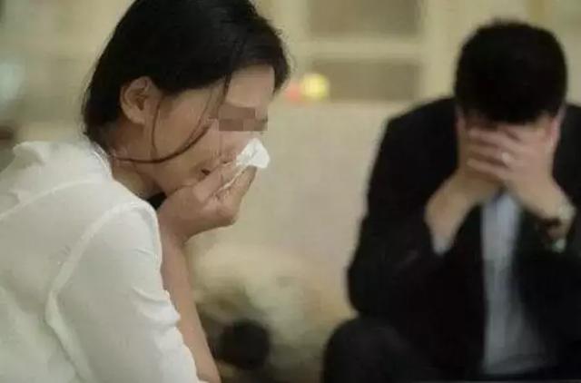結婚半年，漂亮妻子從不洗頭，老公受不了味，強製幫她洗，剛洗上丈夫就傻了 