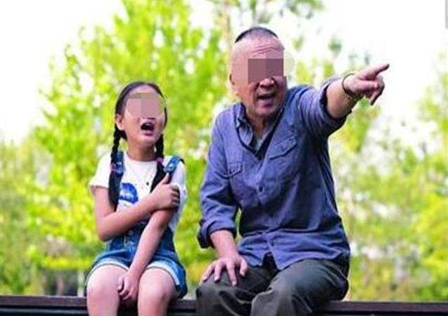 賓士車主仗勢欺人刁難6歲孫女，老人一氣之下亮出身份證，車主瞬間慌了神