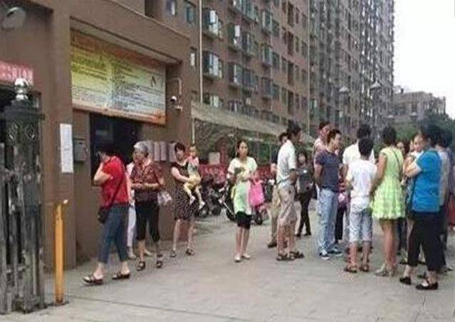 賓士車主仗勢欺人刁難6歲孫女，老人一氣之下亮出身份證，車主瞬間慌了神