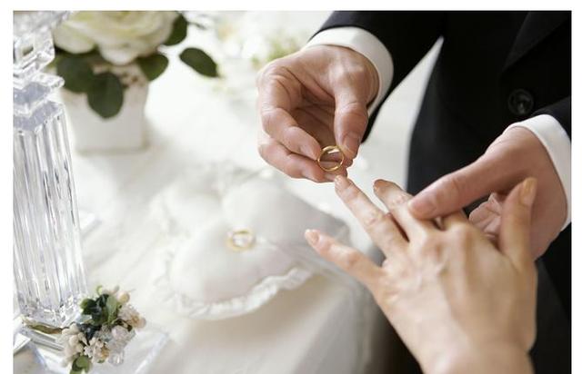 小姑子結婚戒指丟了，要我戒指結婚，老公竟然同意，我無奈做一事