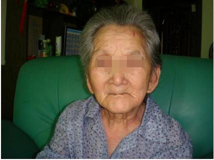 老婦分家產，破房子留給孝順女，都說她偏心，房子倒了才知不一般