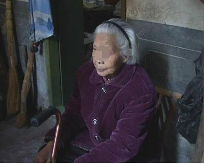 老婦分家產，破房子留給孝順女，都說她偏心，房子倒了才知不一般