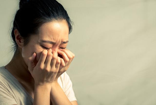 婆婆生病兒子不願出錢，兒媳婦扔一件破棉襖給她，到家後婆婆哭了