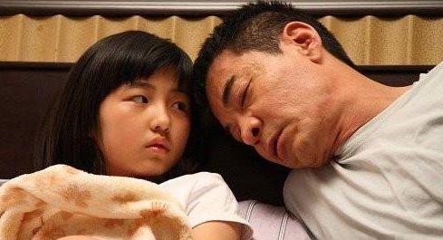 每次回家中風的爸爸「一看到我就流淚」，接他來我家住之後，終於知道了令人氣憤的真相！