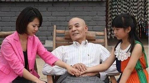 每次回家中風的爸爸「一看到我就流淚」，接他來我家住之後，終於知道了令人氣憤的真相！