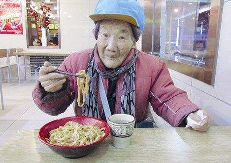 大娘吃碗面麵忘帶錢，被老闆娘打了一巴掌，大娘指了指身後，老闆娘頓時癱在地上