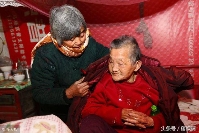 婆婆摔跤我堅持送養老院，老公冷戰鬧離婚，一個月後婆婆卻感謝我