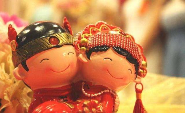 兒子娶城裡老婆，每月給母親寄一千，母親去看兒子，推開門愣住