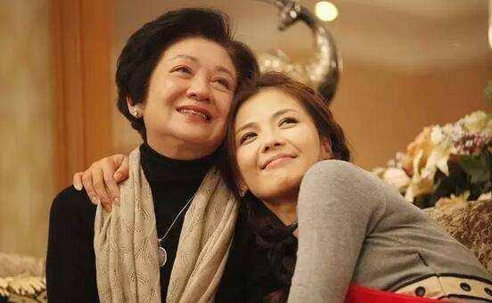 兒子娶城裡老婆，每月給母親寄一千，母親去看兒子，推開門愣住