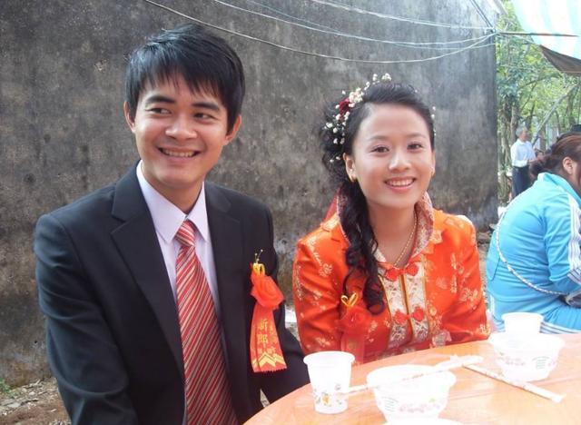 男子打工三年回家，妻子說沒空來接，下車後沮喪到家，推開門愣了
