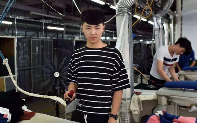 男子打工三年回家，妻子說沒空來接，下車後沮喪到家，推開門愣了