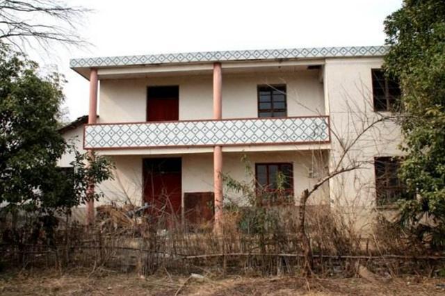 男子打工三年回家，妻子說沒空來接，下車後沮喪到家，推開門愣了