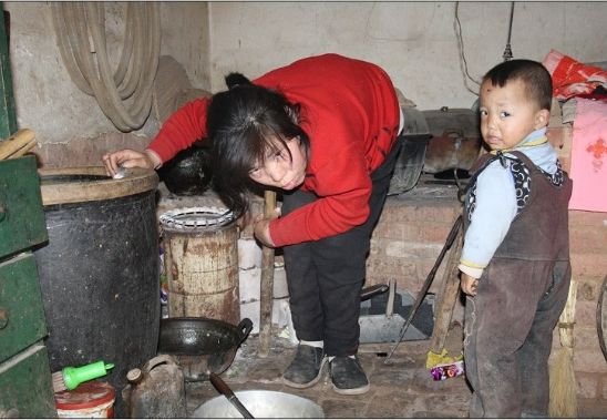 妻子生下孩子丈夫去打工五年未歸，妻子帶兒子找父親，推開門愣了