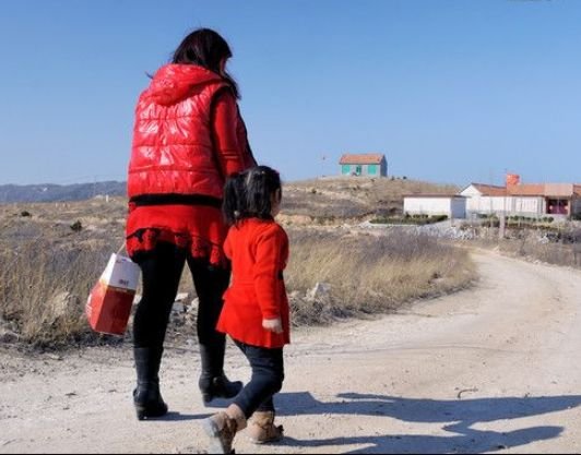 妻子生下孩子丈夫去打工五年未歸，妻子帶兒子找父親，推開門愣了