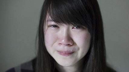 妻子生下孩子丈夫去打工五年未歸，妻子帶兒子找父親，推開門愣了