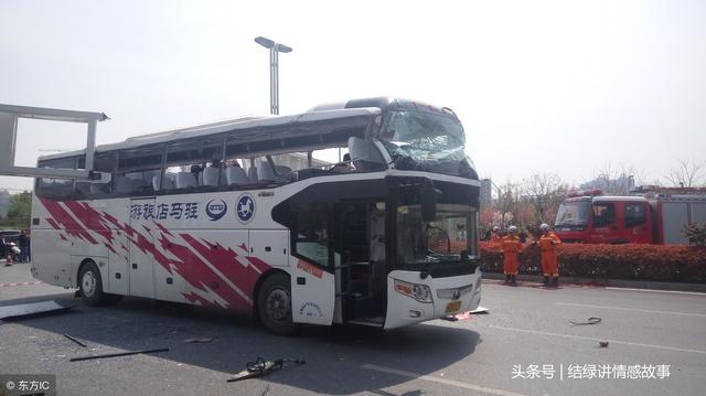 一家人去旅遊，半路遇到車禍，老公先救了母親，老婆要跟他離婚