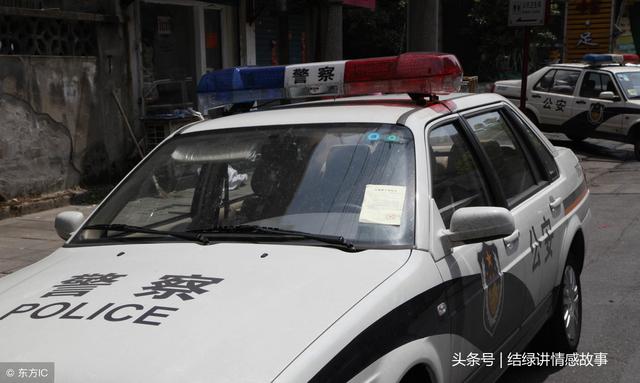 一家人去旅遊，半路遇到車禍，老公先救了母親，老婆要跟他離婚