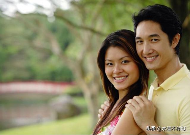 夫妻打架，婆婆伸手打兒媳婦，兒子：你走開，沒有你我們不能打架
