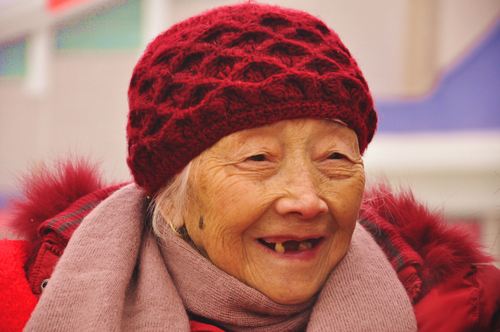 大娘吃碗面麵忘帶錢，被老闆打了一巴掌，大娘指了指身後，老闆頓時癱倒在地！