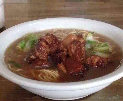 大娘吃碗面麵忘帶錢，被老闆打了一巴掌，大娘指了指身後，老闆頓時癱倒在地！