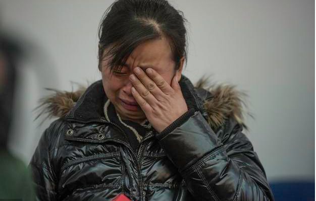 大娘吃碗面麵忘帶錢，被老闆打了一巴掌，大娘指了指身後，老闆頓時癱倒在地！