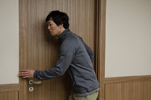被抓姦在床，丈夫拿起板凳欲砸，妻子掀開被子，看清人臉丈夫傻了