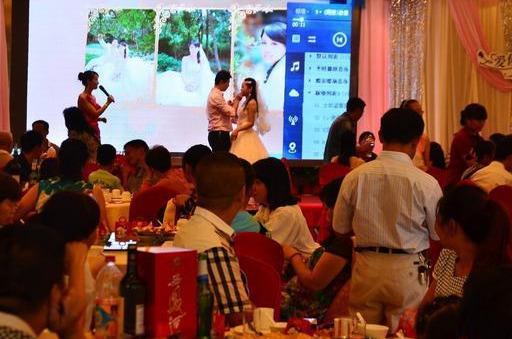 婚宴上，公婆安排有錢親戚坐主位，女方父母坐在接菜口，新娘當場退婚！