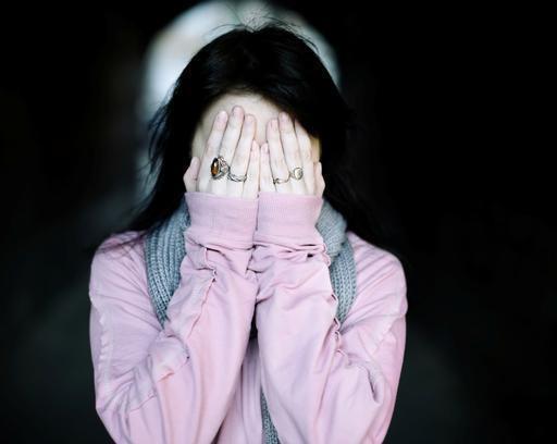 婚宴上，公婆安排有錢親戚坐主位，女方父母坐在接菜口，新娘當場退婚！