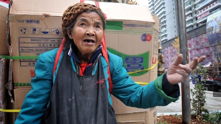 婆婆撿破爛五年，存筆錢被兒媳偷走，打開袋子數完錢，兒媳報了警