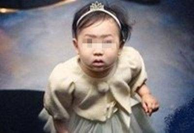 前夫病逝，我帶女兒參加葬禮，進屋女兒一直笑，抬頭看我砸了祠堂！