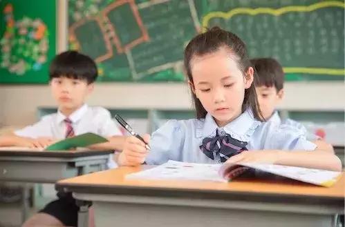 上國小家長一定要陪著孩子寫作業嗎？這才是陪孩子做作業的正確方式，父母再不明白就晚了