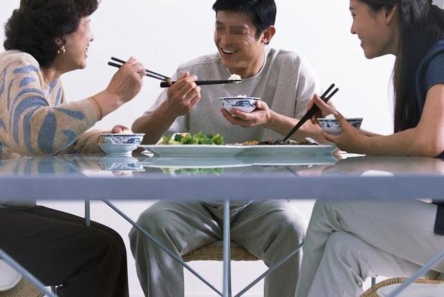 老公過世後，家裡拆遷分了3套房，婆婆重病我不離不棄伺候她5年，臨終前她卻給我一個破罐子！