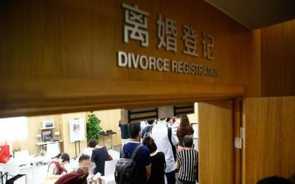 民政局辦離婚，簽字時工作人員眼神不對，轉頭看丈夫，妻子傻了！