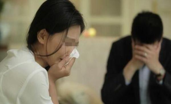 民政局辦離婚，簽字時工作人員眼神不對，轉頭看丈夫，妻子傻了！