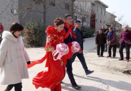 年底瞞著老婆給媽送去兩萬，門口聽到弟媳說的話，我轉身離開