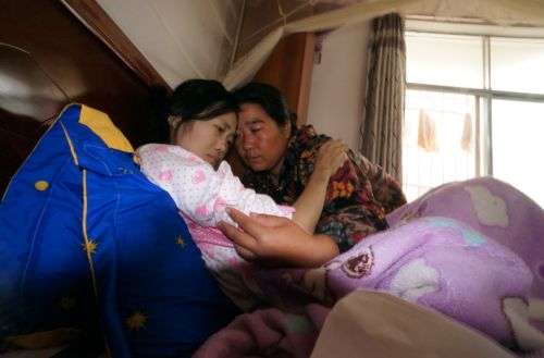 半夜和妻子打電話，妻子忘掛電話，這時對方的話使他如遭雷擊