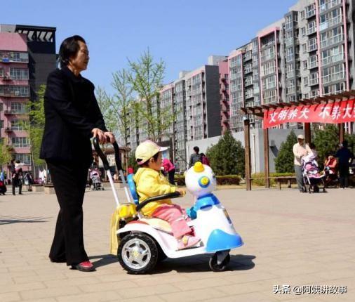 男子離婚後，街頭遇見岳母，看到嬰兒車的孩子，做法讓人感動