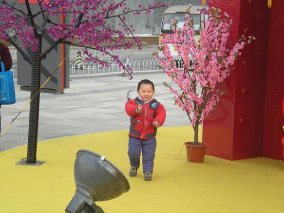 孩子飯店吃飯摔碎盤子，老闆張口要五千，母親笑著陪錢，第二天餐館倒閉了！